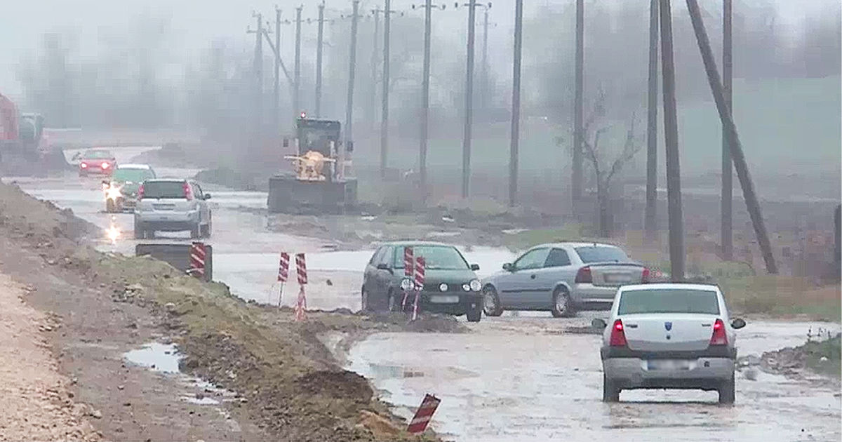 Из-за дождей и мокрого снега дорога в Хынчештах стала непроезжаемой.