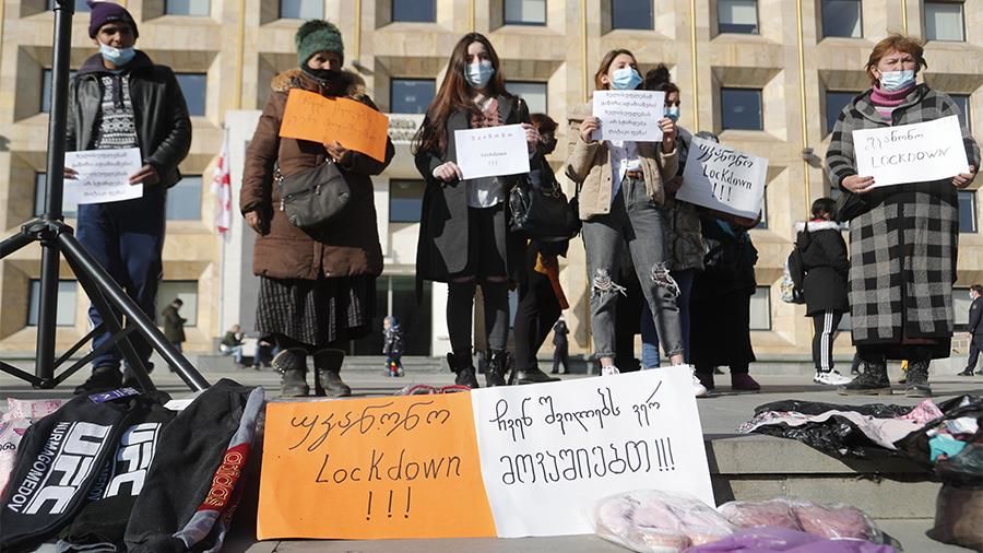 В Тбилиси протестующие требуют снять ограничения по коронавирусу.