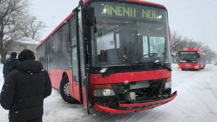 Автобус с 10 пассажирами, ехавшими из Кишинева в Новые Анены, съехал с трассы. 