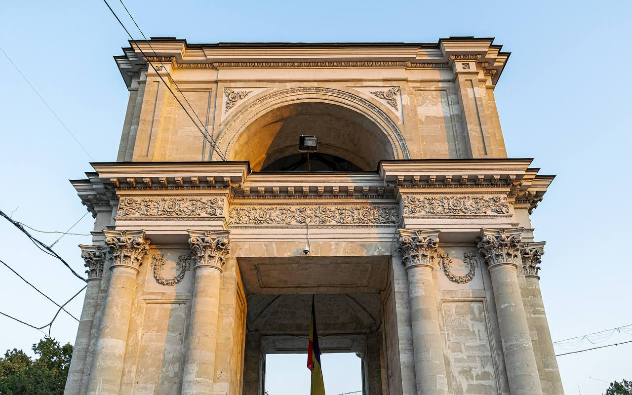 Реставрация Триумфальной арки в Кишинёве под вопросом из-за разногласий властей.