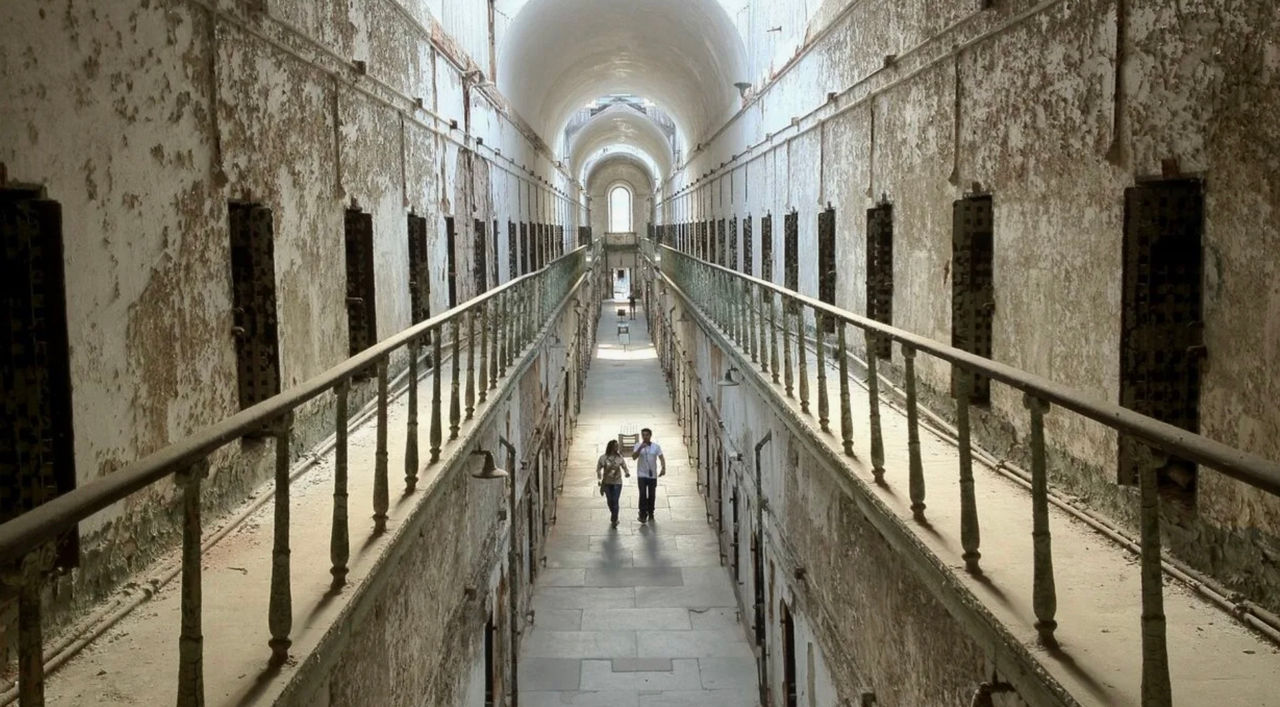 Италия планирует добавить 15 тысяч мест в тюрьмах и перевести зависимых заключенных на лечение.