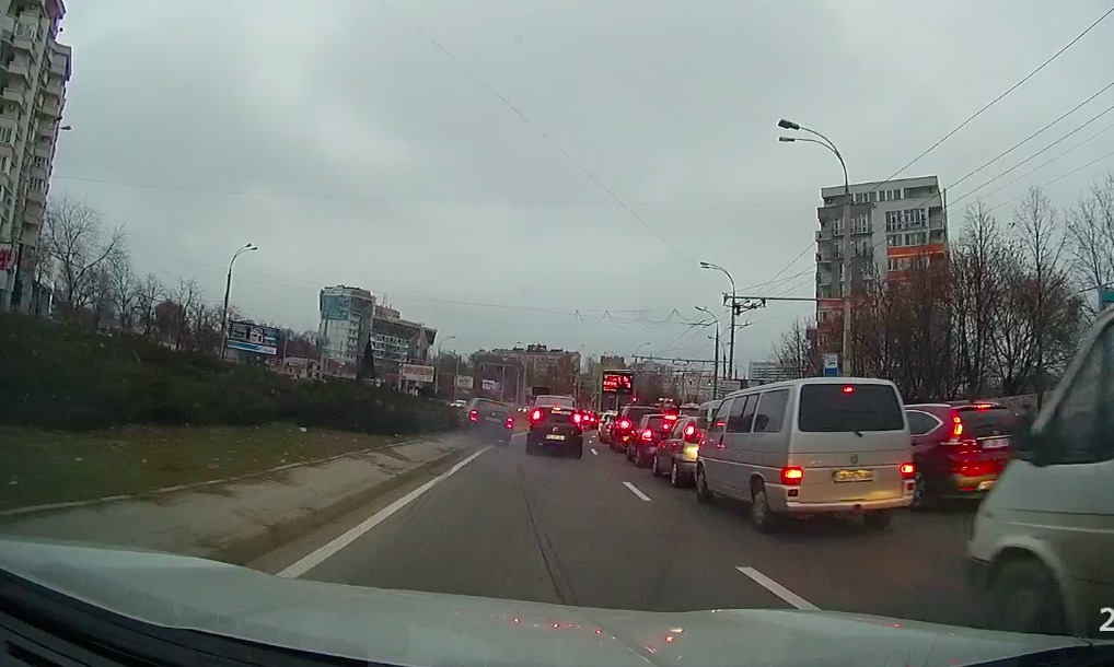 Лихач устроил ДТП на столичном виадуке.