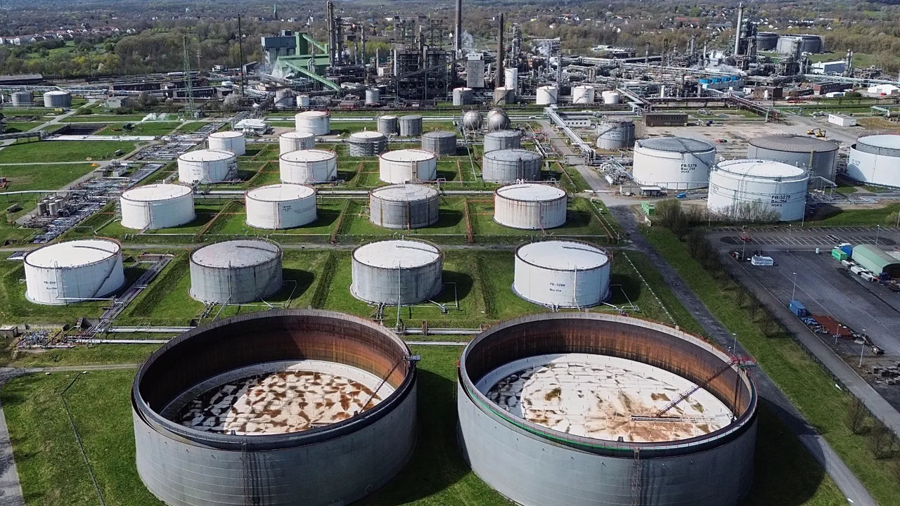 Prețul petrolului scade la minimul ultimelor trei luni, pe fondul așteptărilor privind redeschiderea Strâmtorii Ormuz.