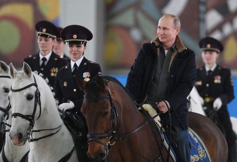 Поздравляя женщин c наступающим праздником, Владимир Путин в буквальном смысле оказался на коне. 