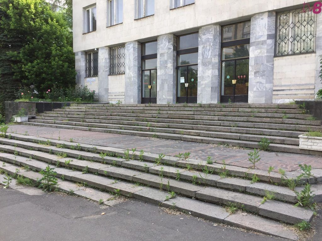 Бывшее здание Генпрокуратуры постепенно приходит в упадок.