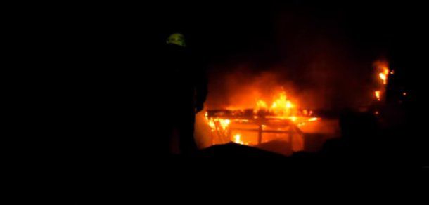 Pompierii au trei versiuni în cazul incendiului de la Piața Centrală. Foto: captură video