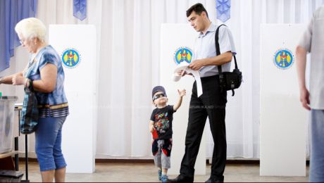 Избирательные участки по всей стране будут открыты до 21 часа.