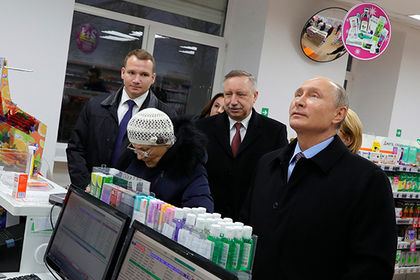 Путин внезапно заехал в одну из аптек Санкт-Петербурга.