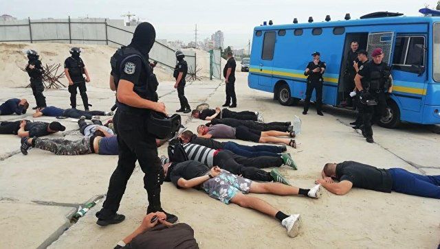 В Киеве возле стройки задержали около 40 человек с дубинками и оружием.