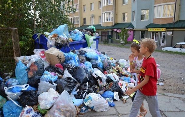 Pentru a evita un dezastru ecologic, autorităţile din Lvov depun eforturi ca măcar străzile principale din oraş să fie constant curățate.