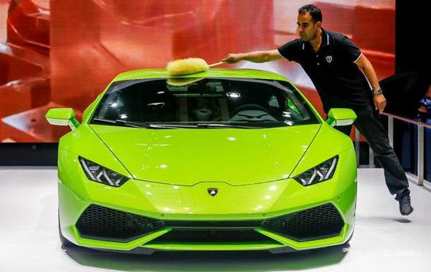Турист получил в ОАЭ 33 штрафа за три часа на арендованном Lamborghini.