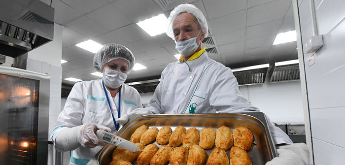 Эпидемиолог оценил риск заразиться COVID-19 через еду.