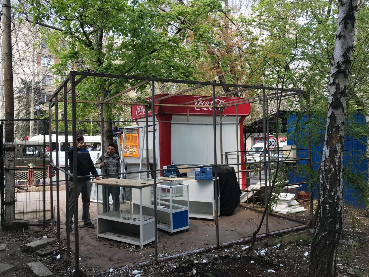Столичные власти продолжают демонтаж незаконно размещенных киосков.