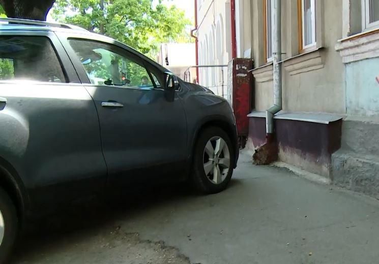 Водители нарушают новый закон о парковке на тротуарах.