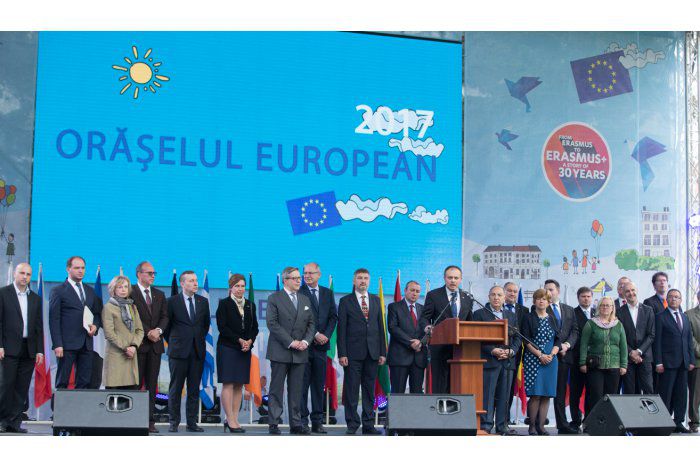 Parlamentul a participat, în premieră, la Orășelul European, cu un cort informativ.  