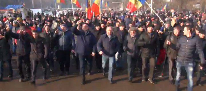 Усатый призвал десятки тысяч манифестантов идти к Молдтелекому.