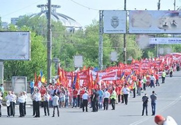 În acest context, INP solicită conducătorilor auto să se abţină de la deplasarea cu automobilele personale în zona din centrul capitalei şi să aibă o atitudine tolerantă faţă de posibilele dificultăţi apărute în circulaţie.