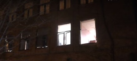 Судя по роликам,  помимо здания представителей незаконных вооруженных формирований, пострадал и жилой дом.