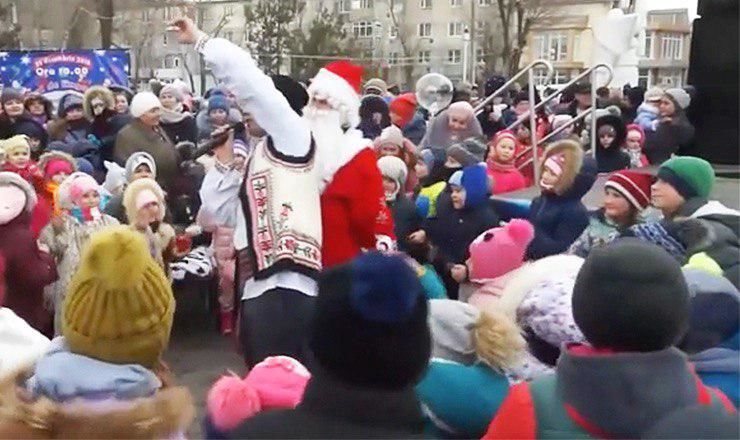 Праздник в центре города начался с исполнения нескольких колядок, подготовленных детьми из населенного пункта.