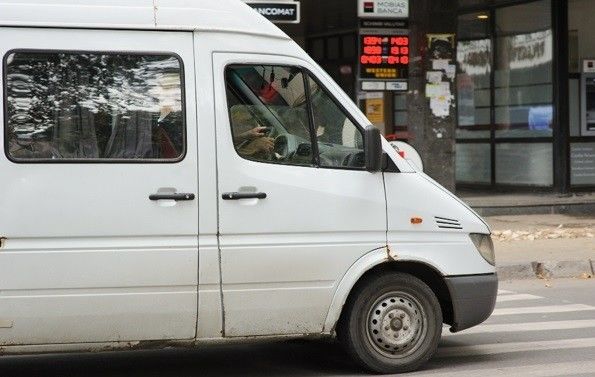 В столичной маршрутке на подростка напали с ножом.