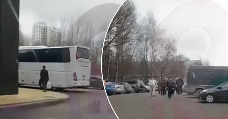 СМИ: В Москве избирателей подвозят на участки на автобусе.