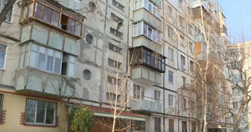 В Кишиневе фрагмент фасада рухнул на тротуар.