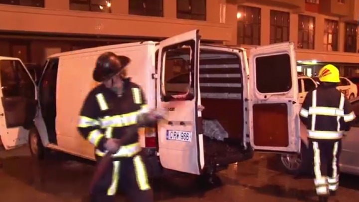 Un microbuz plin cu cărbune a luat foc din senin.