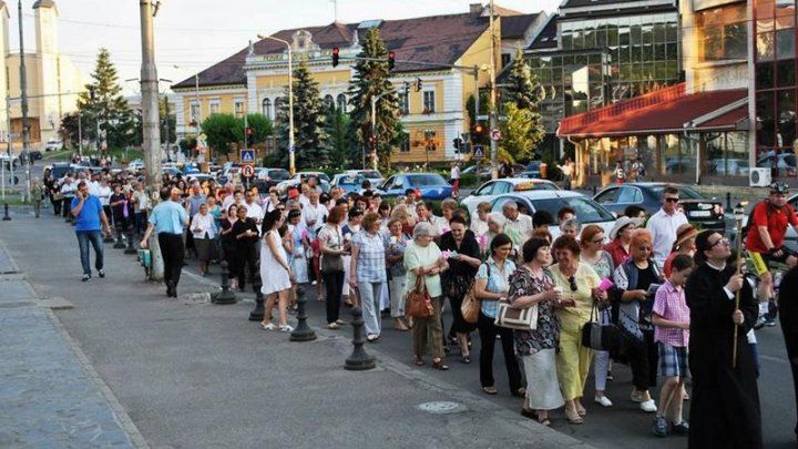 Filipine: Oamenii s-au îmbulzit pentru a atinge statuia lui Isus