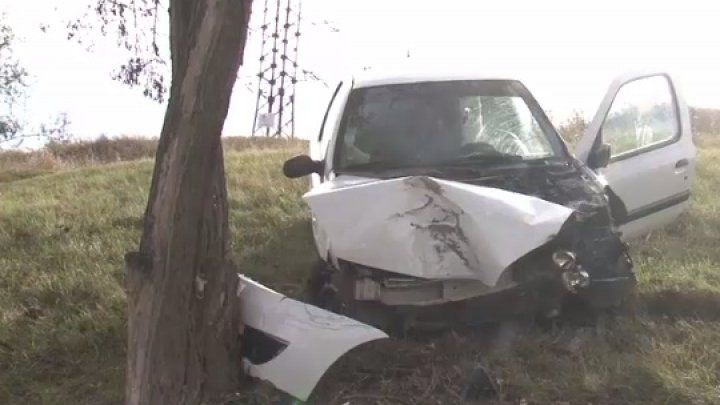 Viteza ar fi putut să-i spulbere viaţa. Un bărbat a intrat cu mașina într-un copac