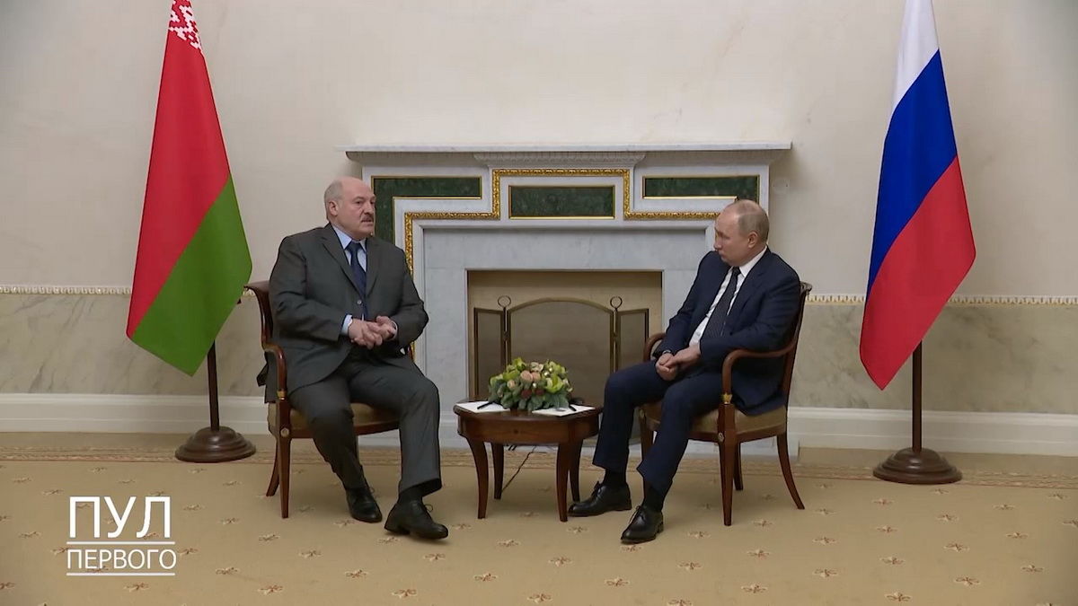 Лукашенко поблагодарил Путина за защиту от «безмозглых» санкций.