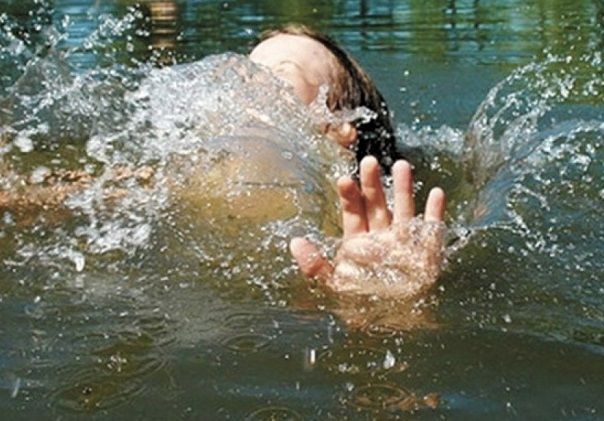 2-летний ребенок утонул в пруду во дворе дома.