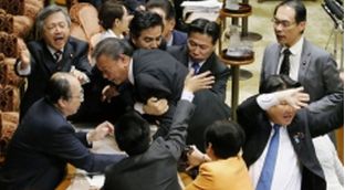 Violenţe între deputaţi în Parlamentul Japoniei. Foto: publika.md