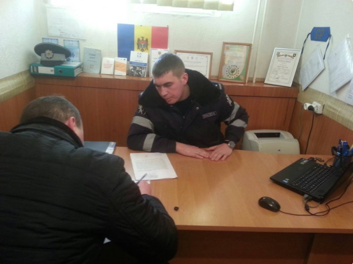 Activistul civic Alexei Dimitrov a fost lovit cu pumnul de adjunctul procurorul sectorului Centru, Ion Dulgherul. Foto: Oleg Brega