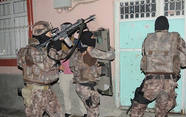 Аресты прошли сразу в нескольких районах Стамбула. 