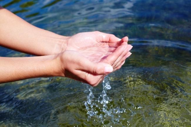 Подземные воды являются крупнейшим источником пресной воды, от которого зависят около двух миллиардов человек.