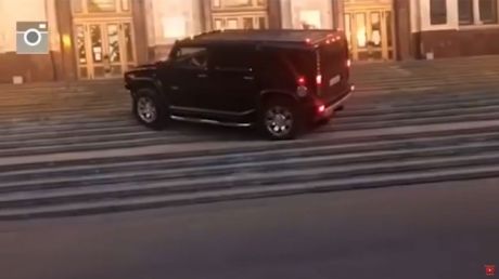Copiii oligarhilor ruşi se plimbă cu Hummer-ul pe scările Universităţii de Stat din Moscova. Foto: vesti.ru
