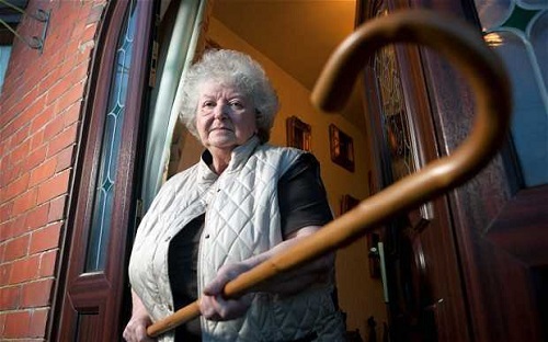 Пожилая женщина, однако, оказала грабителям сопротивление: укусила за палец одного из них, а второму расцарапала лицо и нанесла удар в нос.