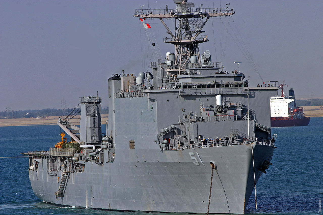 Американский десантный корабль-док USS Oak Hill (LSD-51) зашел в Черное море.