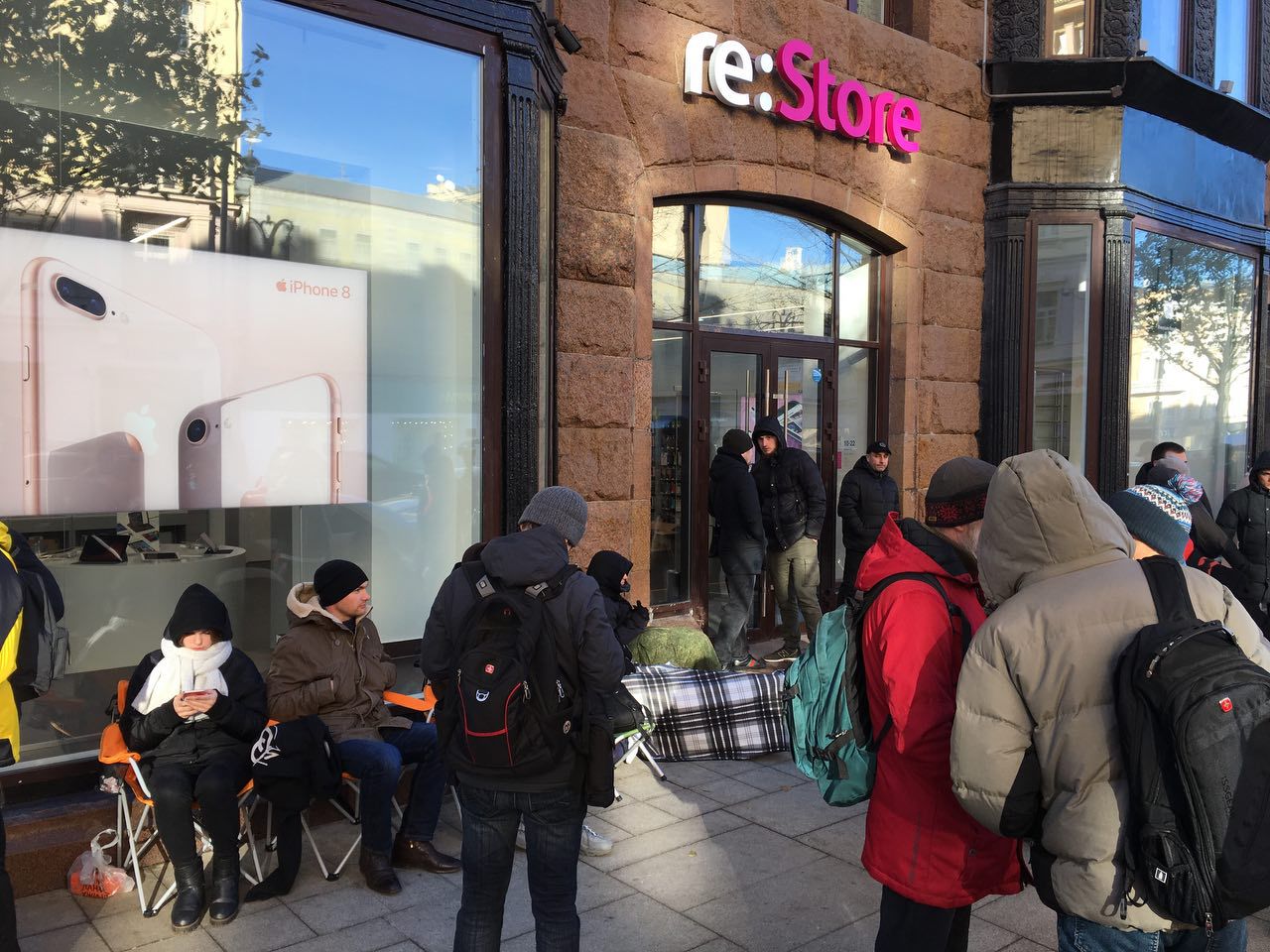 Moscova: Sute de persoane stau la coadă pentru  cumpăra Iphone X