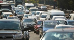 Şoferul unui SUV de lux, deranjat că nu este lăsat să circule cum vrea. Foto: publika.md