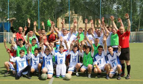 Poliţiştii au jucat fotbal cu un grup de copii de la un centru sportiv din capitală.Foto: Facebook.com/MAI