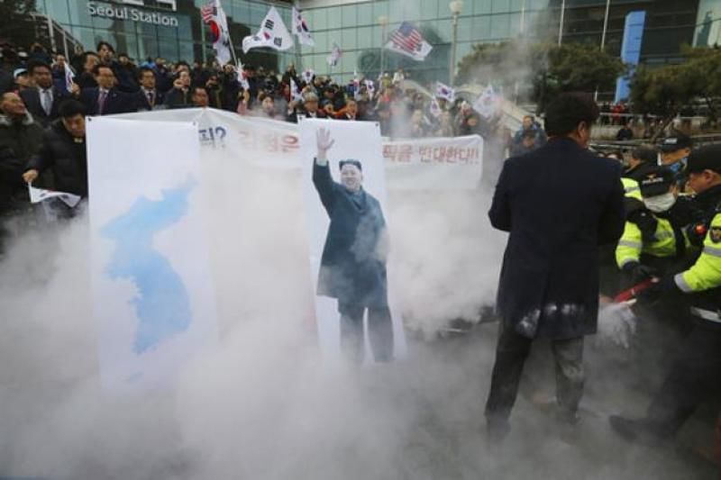 Proteste: Portret al lui Kim Jong-un, incendiat la Seul. Foto: agerpres.ro