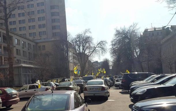 Активисты перекрыли движение возле Рады.