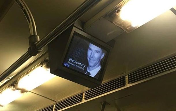 Неизвестные во второй раз взломали рекламные мониторы в вагонах киевского метро.