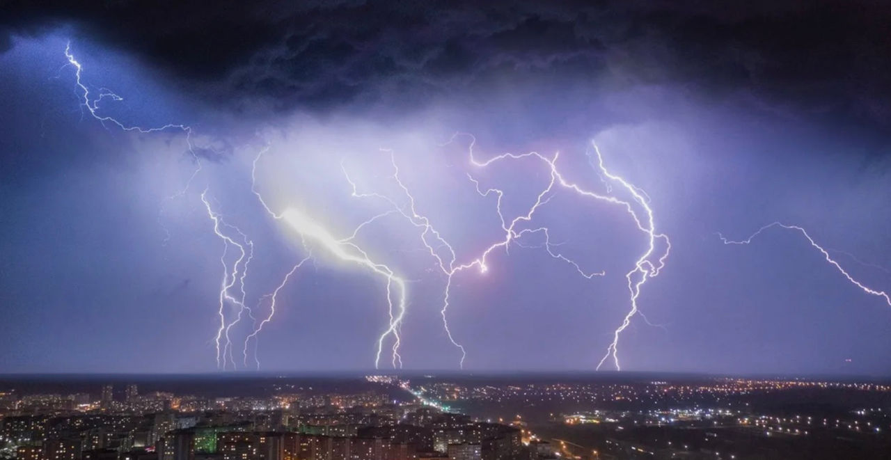 Avertizare meteo: Cod Galben de averse puternice cu descărcări electrice.