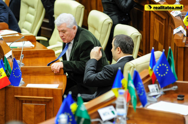 Astfel, propunerea lui Țap a acumulat doar 15 voturi, iar PLDM a părăsit ședința.