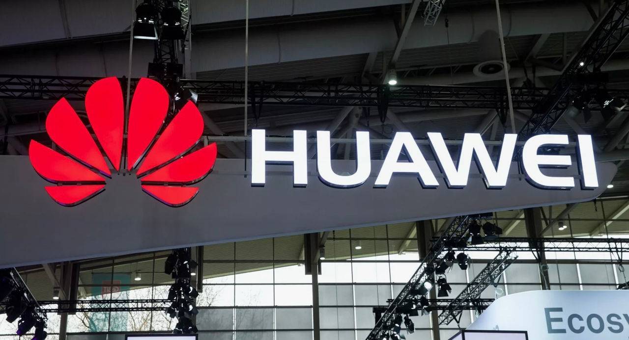 Скандал с Huawei: Бельгия прослушивала подозреваемых евродепутатов на стадионе.