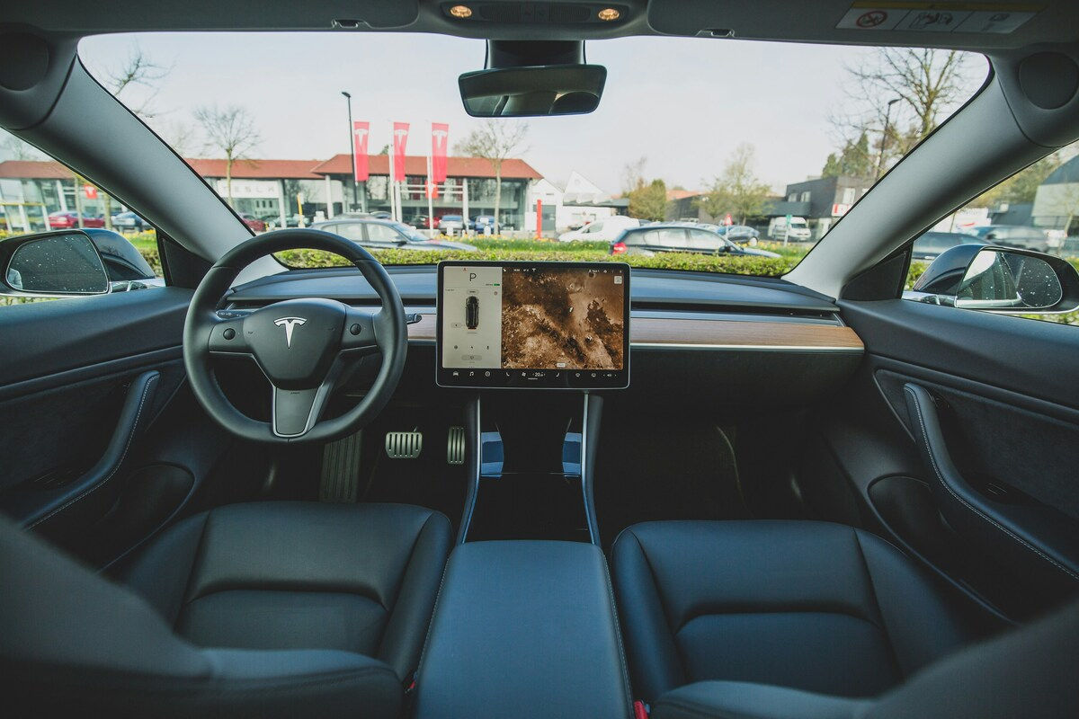 Tesla обучает автопилот на записях с личного электрокара Маска. 