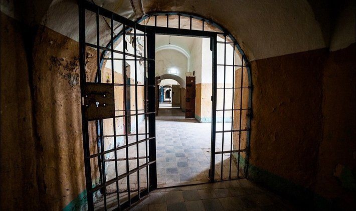 Как бывшие чиновники и осужденные за тяжкие преступления попали под амнистию.
