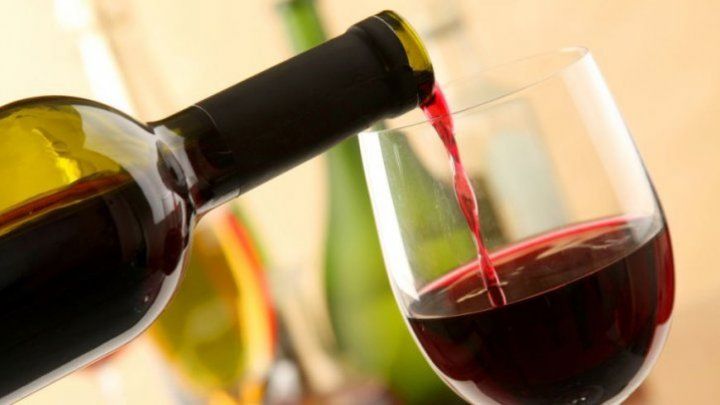 A pus o monedă de 10 bani în paharul cu vin. Ce efect a avut aceasta